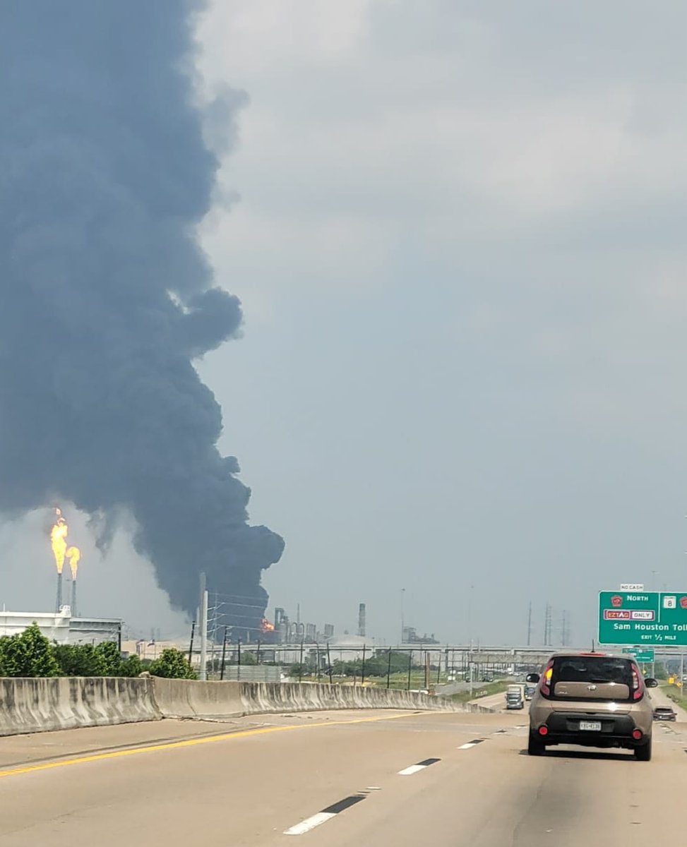 Mslettuce's tweet photo. ¿Qué pasó en Pemex, planta Deer Park, Texas? @lopezobrador_ @rocionahle @OctavioRomero_O  Esto sucedió ayer, tengo familia que vive cerca de ahí y nos mandaron esas fotos. https://t.co/TTE9JwOuXL