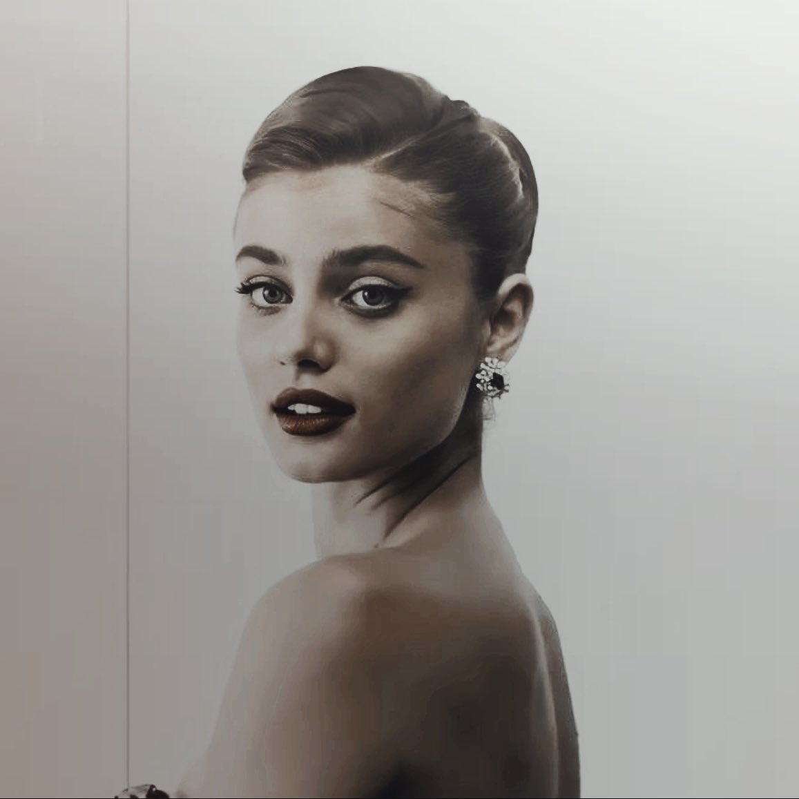 𝑆𝘩𝑒 𝑘𝑒𝑒𝑝𝑠 𝘩𝑒𝑟 𝑀𝑜𝑒̈𝑡 𝑒𝑡 𝐶𝘩𝑎𝑛𝑑𝑜𝑛 𝑖𝑛 𝘩𝑒𝑟 𝑝𝑟𝑒𝑡𝑡𝑦 𝑐𝑎𝑏𝑖𝑛𝑒𝑡. "𝐿𝑒𝑡 𝑡𝘩𝑒𝑚 𝑒𝑎𝑡 𝑐𝑎𝑘𝑒, " 𝑠𝘩𝑒 𝑠𝑎𝑦𝑠 𝑗𝑢𝑠𝑡 𝑙𝑖𝑘𝑒 𝑀𝑎𝑟𝑖𝑒 𝐴𝑛𝑡𝑜𝑖𝑛𝑒𝑡𝑡𝑒.