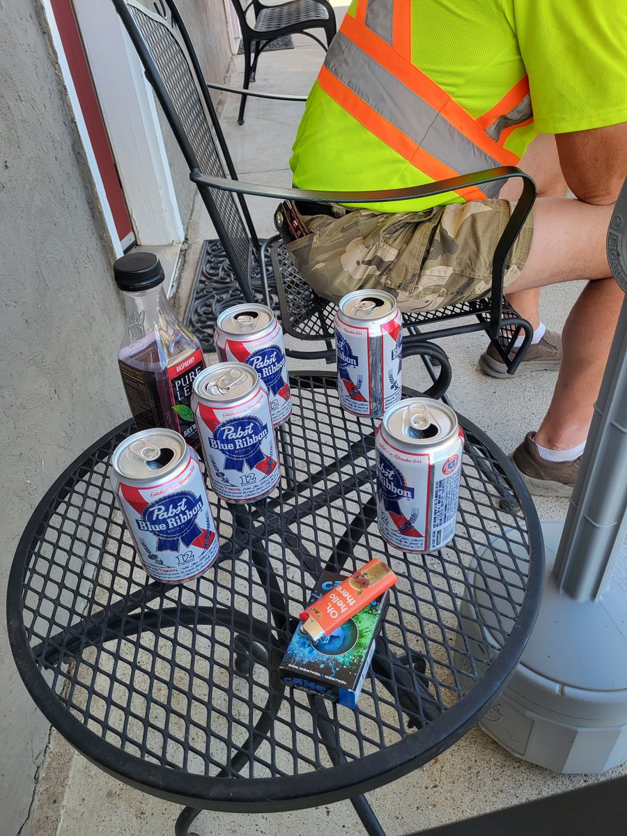 CanadaHeavyHaul's tweet photo. Done till Monday night and my pilot is an ex heavy hauler himself so we are now enjoy some beer and swapping stories at the hotel. This is the life ladies and gents. Even on the road you have to find time to enjoy yourself. https://t.co/jfIo5GS5DQ