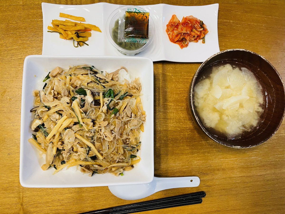 もちっともちっと もっちごへいです🥱 昨夜の夕飯は春巻き中身丼 前日に春巻きの中身丼が大量に 余っていたのでもっちママが 丼にして完成😆 昼間に家庭菜園で体沢山 使ったのであっという間に完食😋 風が強くて強くて 家庭菜園の道具があちこちに 飛び回り、余計な