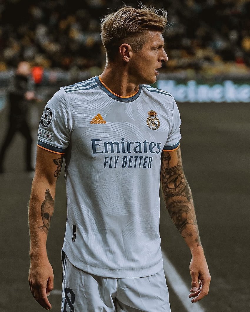 Toni Kroos honors:

6x CWC
6x League Champion (Spain & Germany)
5x UEFA Super Cup
5x Champions League
3x DfB Pokal
3x Spanish Super Cup
1x World Cup
1x German Super Cup
1x Copa Del Rey.

He has finally completed football.