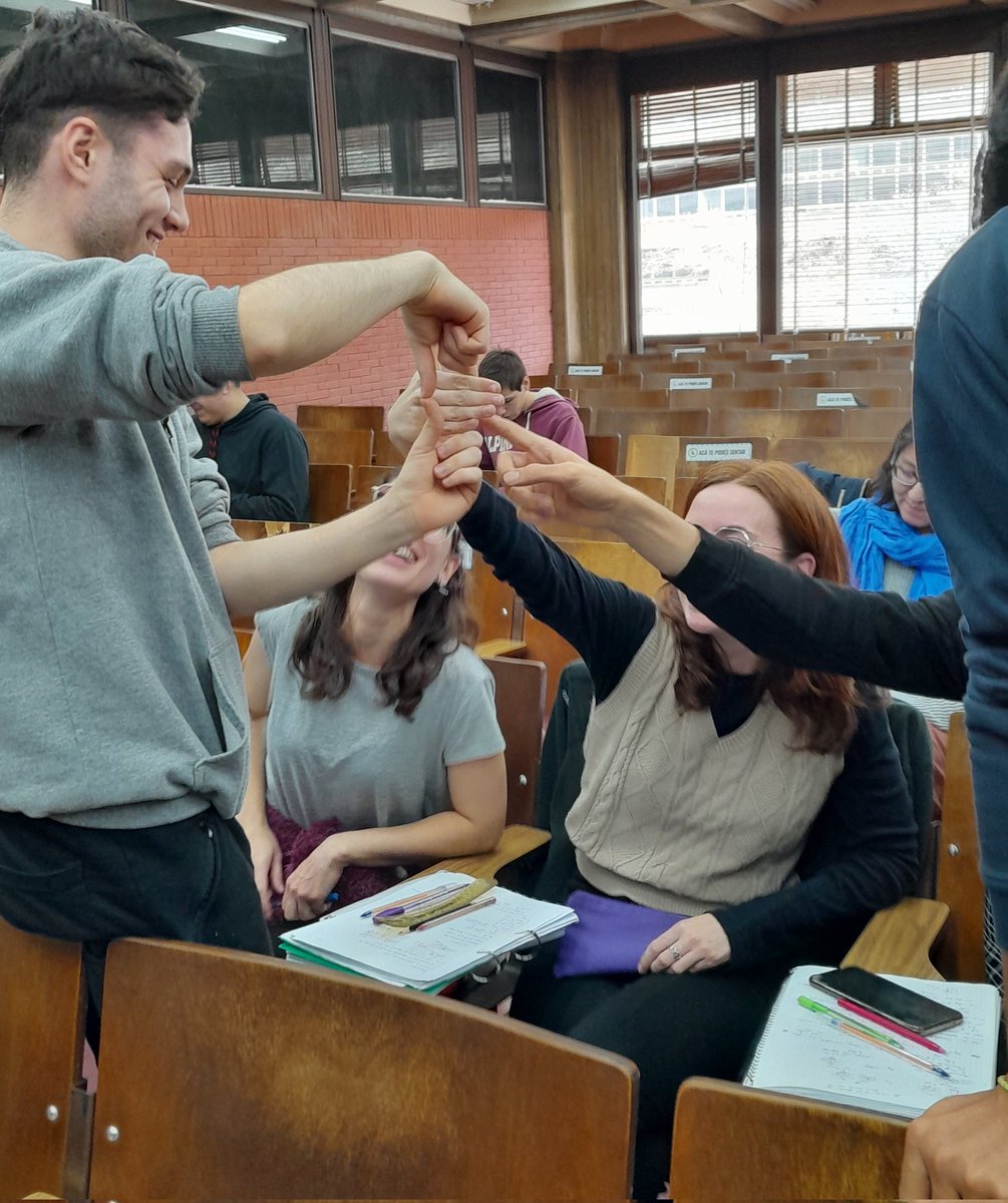 LauraCEstrada's tweet photo. Cuando la docencia en @Fisica_UBA @Exactas_UBA te regala estos momentos maravillosos❣️. 5 estudiantes que se autoensamblan en cuanto termino la clase para discutir un ejercicio que les propuse.  ¡Atajala en el ángulo Faraday! ElectroyOptica 1C23 no te tiene miedo 😁 https://t.co/2cykn4ZMfF