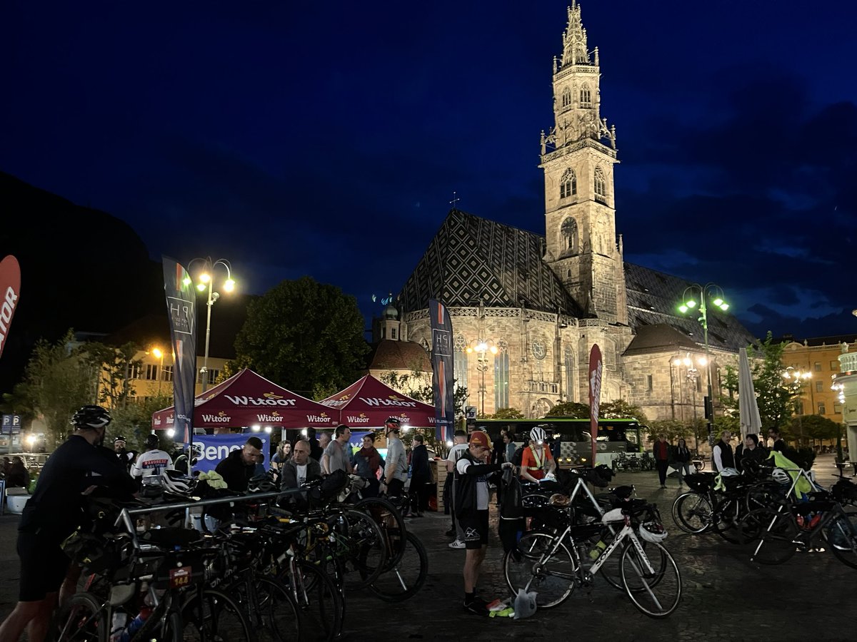 witoorbikenight's tweet photo. La lunga notte della #RandoImperator è iniziata: tra arrivi e ripartenze Bolzano è sempre il cuore della nostra randonnée. https://t.co/EB9Wq1SaQ4