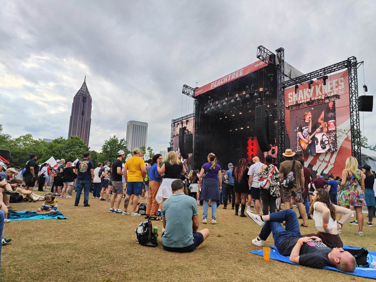 dimikagi's tweet image. .@gaslightanthem is rocking out at @ShakyKneesFest and this kid doesn't give a rip
