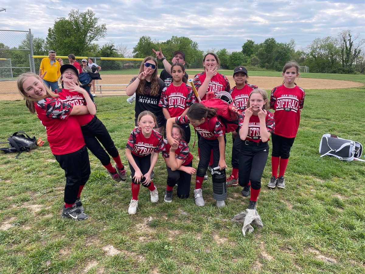 SoftballSasha's tweet photo. My 5th/6th grade softball team I help coach got their first win today! ππ€β€οΈπ₯
@Batbusters_IN
#jrcoach #lovethisgame https://t.co/N0tvzWo2X8