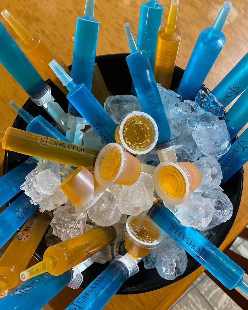 RpMiuMiuu's tweet photo. no tenemos golosinas pero si estos Jell-O shots sabor: margarita, baby mango, bloody mary, daiquiri, cosmopolitan, long island y sapphire blue. recuerden que aunque se vean como simple gelatina tienen alcohol. #MiucciaPradaRP #MiuMiuSS23Rp https://t.co/Ldd6sz8GNf
