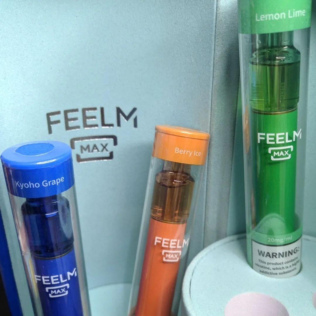 1270_896's tweet photo. Here it is the trio mini disposable pod inside the magnetic FeelM Max cylinder case.
3 nice flavors. Kyoho Grape, Berry Ice, Lemon Lime.
Thanks to @feelmtech
#feelm #feelmtech #feelmmax
#closesystempod
#theultimatesensation https://t.co/AWvwL7SG7b