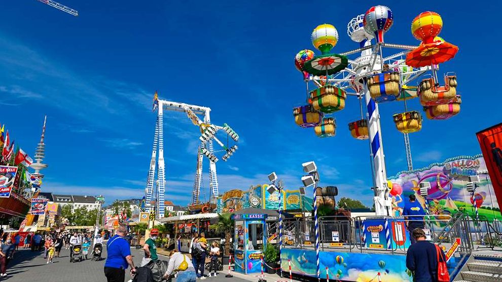 euro_tour's tweet photo. 🇩🇪ハンブルク、北ドイツ最大の民俗祭『夏のハンブルガー・ドーム ２０２３🎡🎢』7/21～8/20　巨大な移動遊園地が出現し、ノスタルジーと伝統、ハイテクの乗り物が満喫出来る大人も子供も楽しめる祭りです。ビアテントも♪
👉https://t.co/b8s5QcN1bo
➡ドイツ絶景ホテル：https://t.co/WX0ypxlrbg https://t.co/pVb1lsdfN1