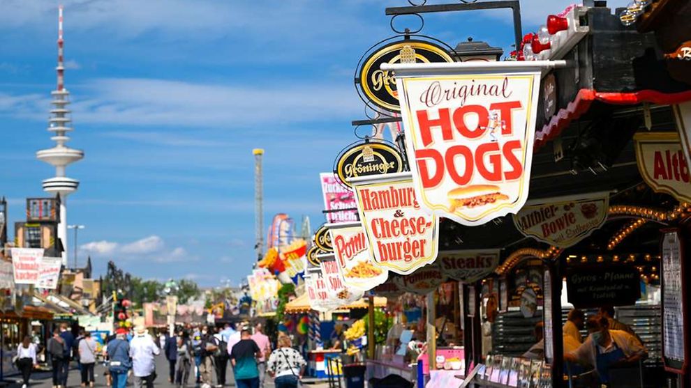 euro_tour's tweet photo. 🇩🇪ハンブルク、北ドイツ最大の民俗祭『夏のハンブルガー・ドーム ２０２３🎡🎢』7/21～8/20　巨大な移動遊園地が出現し、ノスタルジーと伝統、ハイテクの乗り物が満喫出来る大人も子供も楽しめる祭りです。ビアテントも♪
👉https://t.co/b8s5QcN1bo
➡ドイツ絶景ホテル：https://t.co/WX0ypxlrbg https://t.co/pVb1lsdfN1