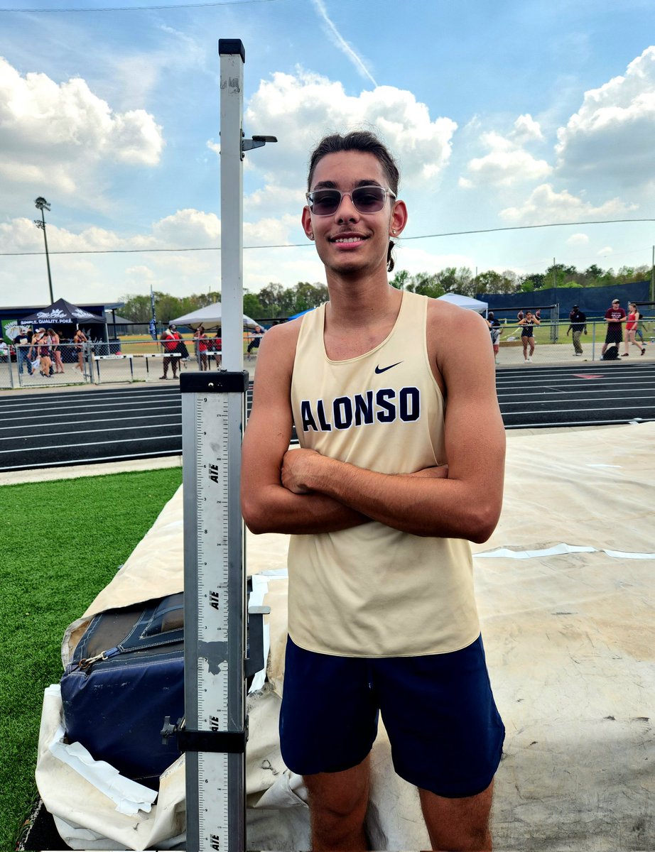 RavensXCTnF's tweet photo. It's official! For the 15th consecutive year of competition, the Ravens are heading to the States. The girls 4x800 team of Maria Ortiz, Nathalia Mallo, Isabella Quinlan and Skyler Gillett, along with boys high jumper Krisangel Arce are Jacksonville bound! #PlanetRaven #TheProgram https://t.co/lyu2o2Oxgd