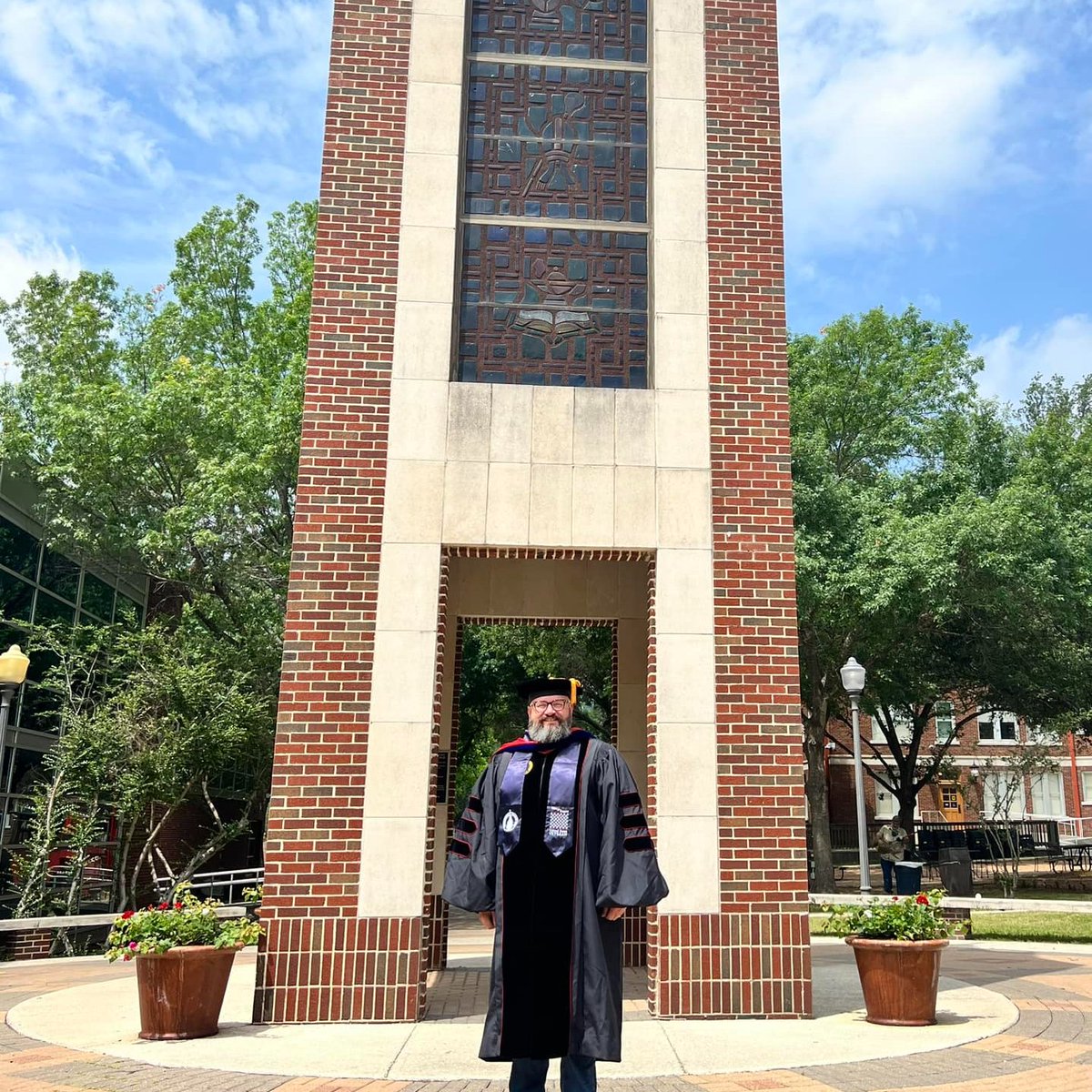 We would like to make a special Bonham Familia Shoutout to our very own Dr. Price (UT Austin) & Dr. Dockery (UIW) on their big graduation day! Congratulations on your outstanding achievement! #utaustingrad #UIWGrad #doctoratedegree #SAISDFamilia #SAISDProud @UTSADualLangLab