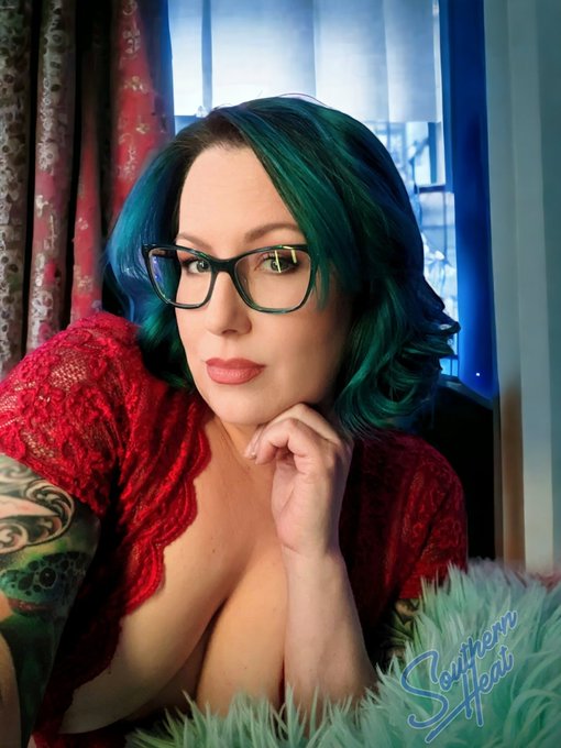 I think we should bring back the Glamour Shots trend. #80s #altgirl #sorrymommy https://t.co/mi960Gv<a href="/tag/80s"class="tags"><span>#80s</span></a><a href="/tag/altgirl"class="tags"><span>#altgirl</span></a><a href="/tag/sorrymommy"class="tags"><span>#sorrymommy</span></a>