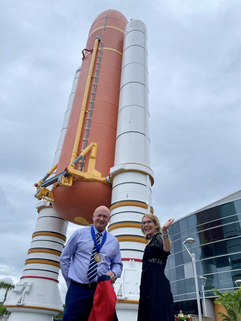 CaptMarkKelly's tweet photo. Thank you. #AstronautHallofFame https://t.co/jSKP5RHMJs