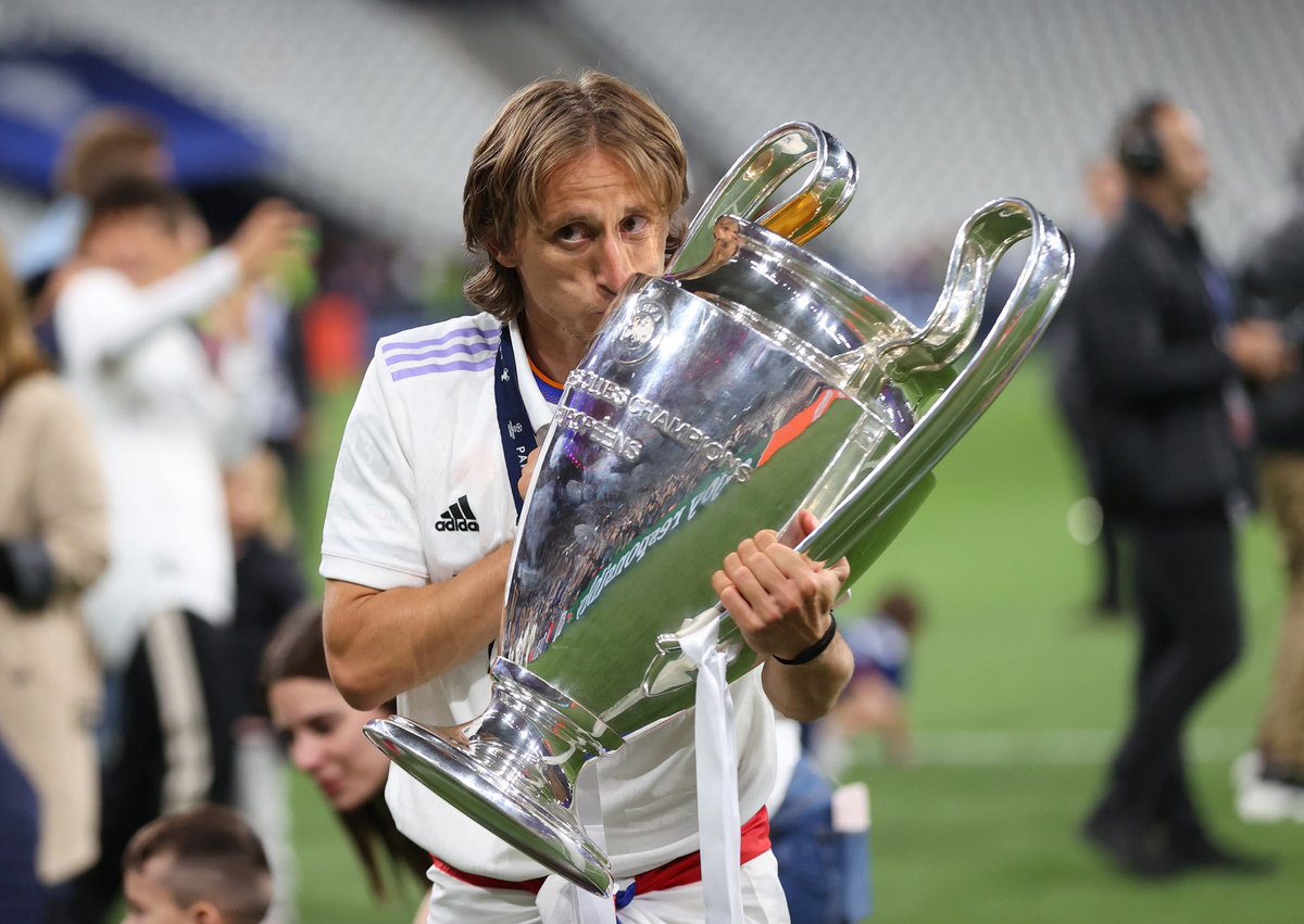 FabrizioRomano's tweet image. Luka Modrić will stay at Real Madrid also next season, here we go! Agreement in principle over new contract valid until June 2024. 🚨⚪️🇭🇷 #RealMadrid

Modrić has turned down huge bid from Saudi Arabia to continue at Madrid. He never had any doubt: only priority, Real Madrid.