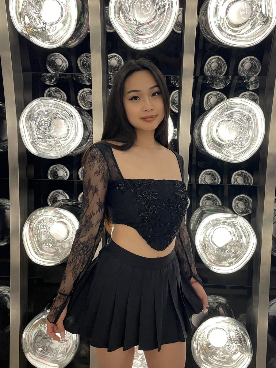 tiffless_'s tweet photo. i wear this skirt with everything 🤭 https://t.co/IvS3kFupDl