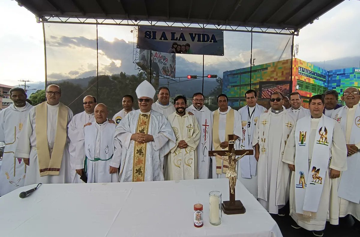 eurolobo's tweet photo. #May06 Monseñor Helizandro Terán, @helizandroteran Arzobispo Metropolitano de Mérida, acompañado de parte del Clero local, celebró una Eucaristía en el Viaducto Miranda de la ciudad, en el marco de la Campaña de Oración y Alabanza, Un SI al Don de la Vida.
#Mérida
#SiALaVida https://t.co/RnoV5MuJUb