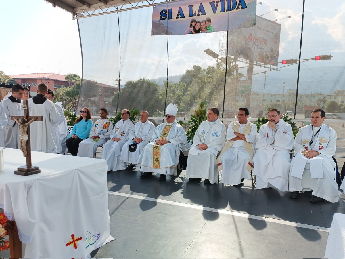 eurolobo's tweet photo. #May06 Monseñor Helizandro Terán, @helizandroteran Arzobispo Metropolitano de Mérida, acompañado de parte del Clero local, celebró una Eucaristía en el Viaducto Miranda de la ciudad, en el marco de la Campaña de Oración y Alabanza, Un SI al Don de la Vida.
#Mérida
#SiALaVida https://t.co/RnoV5MuJUb