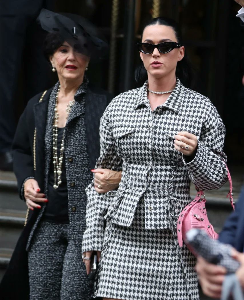 CulturaColectiv's tweet photo. #TúQuéOpinas Afirman que Katy Perry habría hecho un homenaje a #LadyDy con los vestidos que usó durante la coronación del rey Carlos III. https://t.co/kCOGqgFnNt