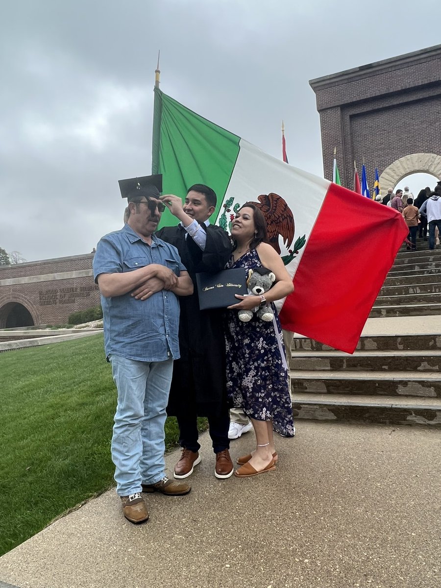 byrxnc's tweet photo. We did it 🎓 https://t.co/rook6LwnE1