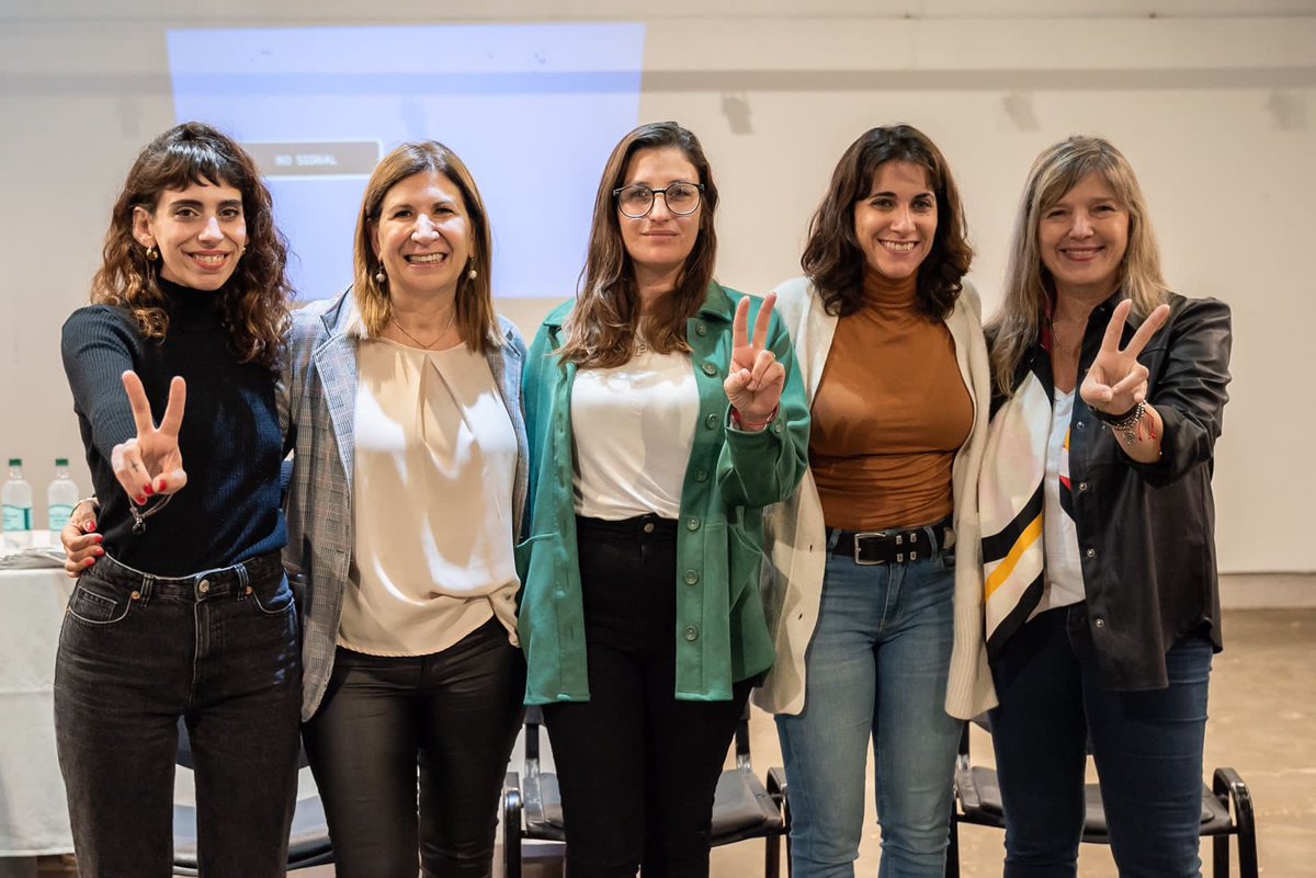 Evita renace y se multiplica en quienes luchan por una sociedad más justa❤️

En vísperas de cumplirse 104 años de su nacimiento, junto a <a href="/cotyalonso/">Coty Alonso</a>, <a href="/PaolaKohli/">Paola Kohli</a>, <a href="/guzzoviviana/">Viviana Guzzo</a> y Amira Curi, le rendimos un homenaje e inauguramos un busto en la plazoleta Eva Perón de #Chivilcoy.