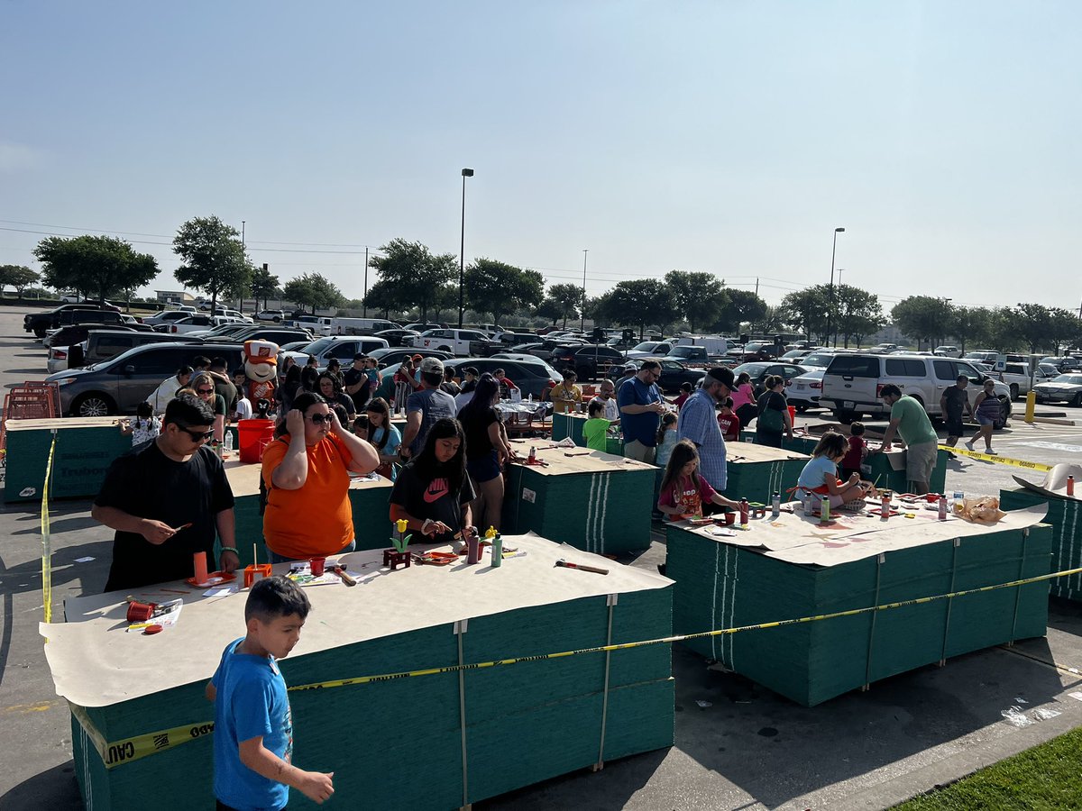 miranda_mike91's tweet photo. Kids workshop in full effect in Mansfield Home Depot. We had to invite Homer out for our first workshop outdoors for the year! We’re growing to over 250 kids per mo! Wow! #SWbest #HDkidsworkshop #teamdepot @L_Butler09 @RushClay @Nedra332Nedra @vantasticD151 https://t.co/Ocr8l9SvoU