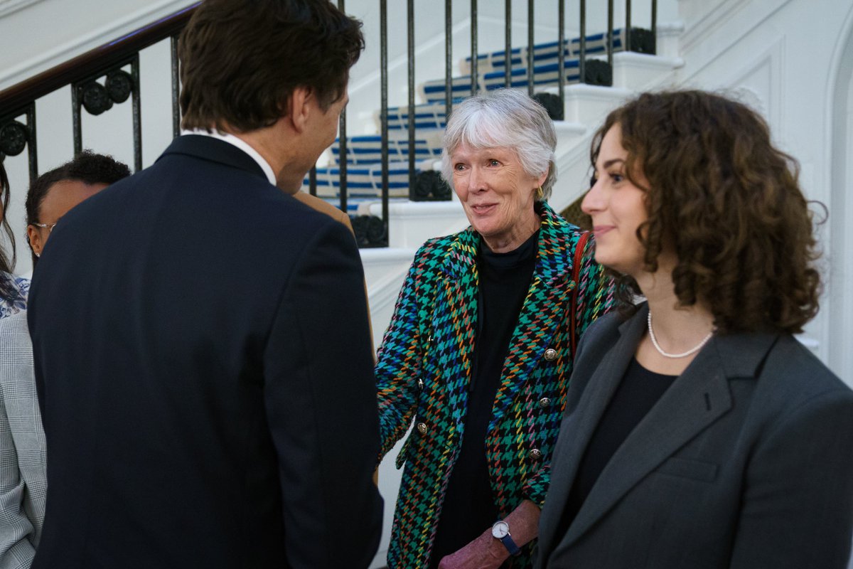 Ces Canadiennes et Canadiens impressionnants, talentueux et admirables aident à représenter notre pays sur la scène mondiale pendant le couronnement du roi Charles III. À vous tous : merci. Vous faites toute la force, le dynamisme et l’excellence du Canada  – et du Commonwealth.