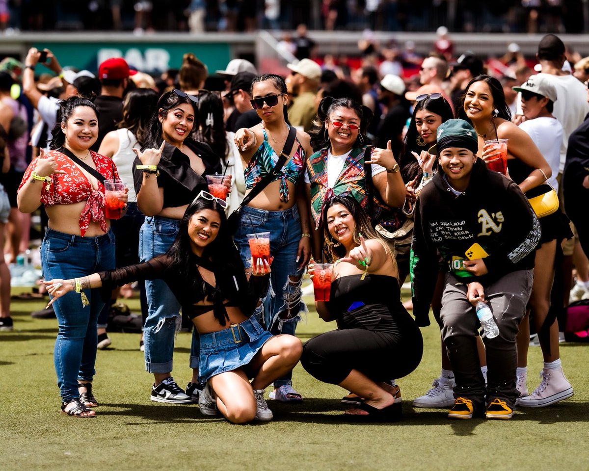 ReggaeRiseUp's tweet photo. Sending big ❤️💛💚 to our fam here @HoloHoloFest. This is the life for us!

#RRUFam #HoloHoloFest
#GoodVibez #ReggaeRiseUp

🎫 https://t.co/ww4LJn58PP
📸 @ballenmedia https://t.co/rB7THrKzWV