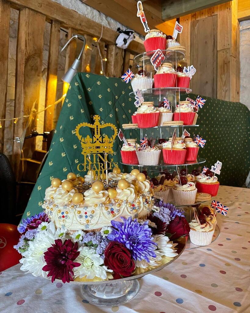 All done and dusted 👑 Thanks everyone for coming to the Ilam #coronationparty Excellent organisation by @Cathy Rowlinson,  Lindsay Ouslam, Ellen Clewes, Joan Wain, Vera Nottage 👏👏👏
We raised £200 for #wettonandalstonefieldfirstresponders Had a jolly good time and enjoyed…