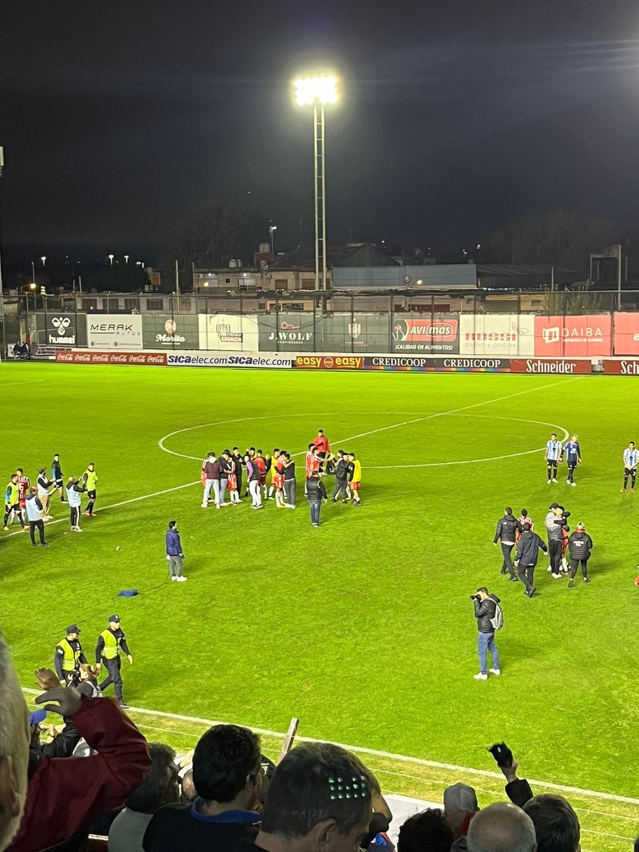 FINAAAAAAAAL EN SAN MARTIN

Gano el puntero. Gano Chacarita. Fue 2 a 1 ate Gimnasia de Jujuy. Rodriguez y Pugliese los goles del equipo de Don Anibal. Desconto Rodriguez en el Lobo Jujeño. EL PROXIMO FINDE CHACA VISITA A SU ESCOLTA QUILMES. Via <a href="/NickyMathiu/">Nicky Mathiu</a>