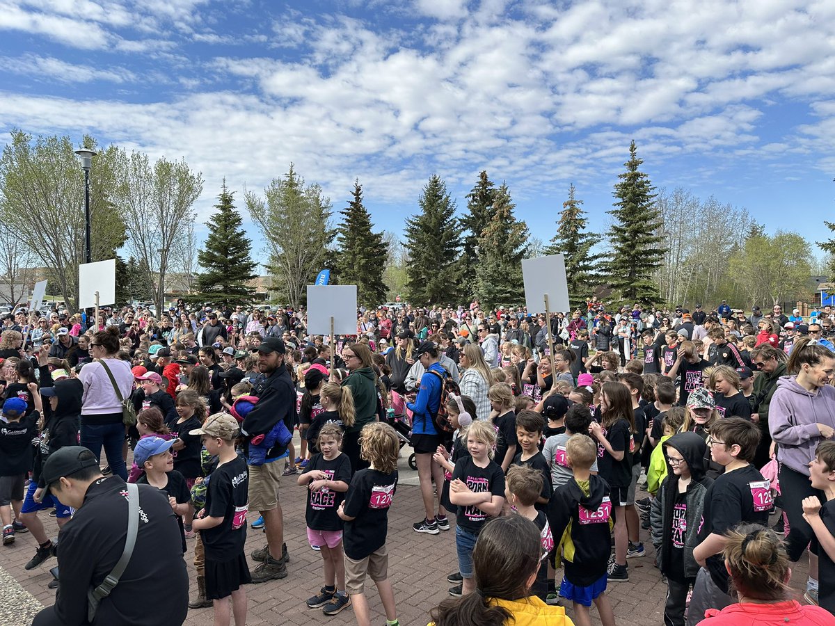 cashmobstalbert's tweet photo. Thank you @citysprucegrove for the wonderful turn out today for @RunWildRace and to all the staff friends and family of @LeadingEdgePT for the great effort putting it all together! Congratulations @physioadamb https://t.co/57NiBS9EIE
