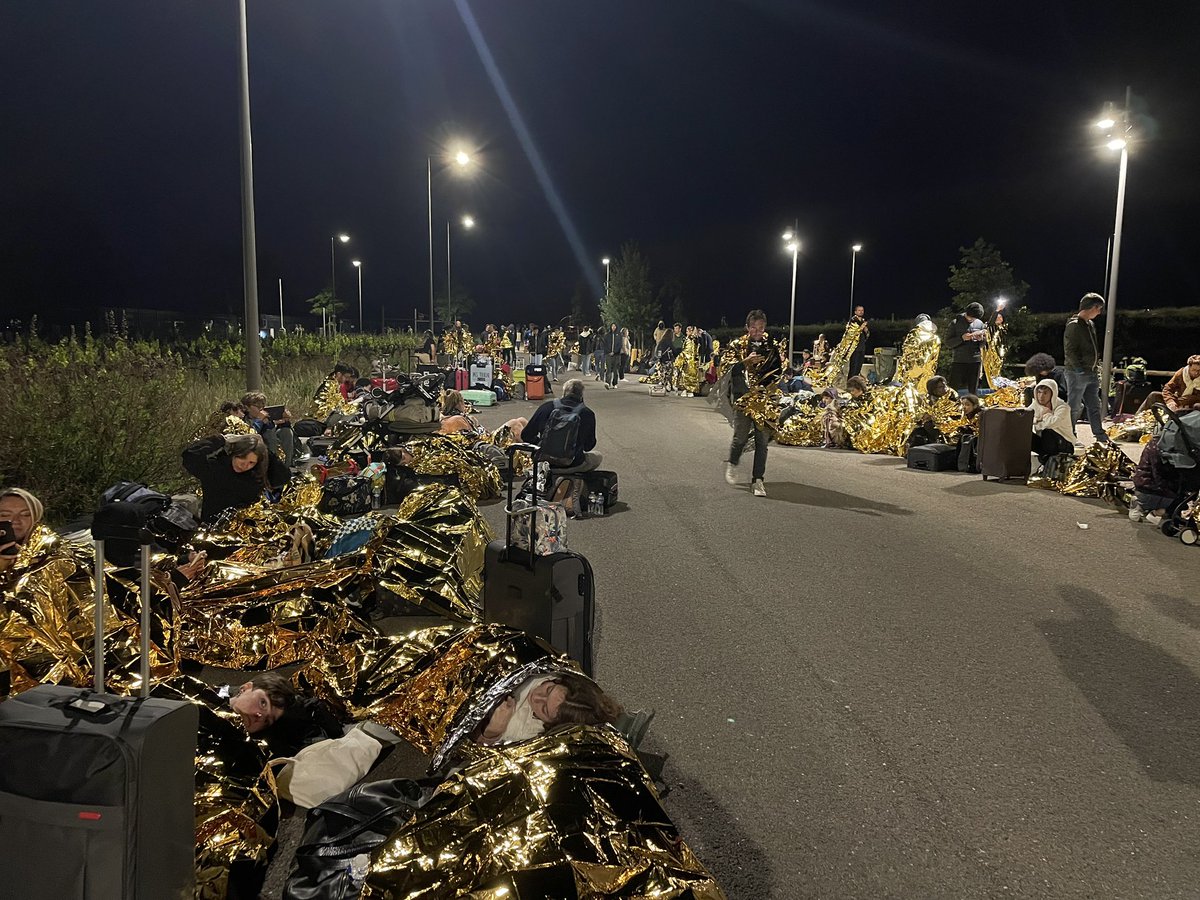 coinacoin's tweet photo. @SNCFVoyageurs @ericstoryboard @MortiAddams @ikrame_xo A quel moment allez vous prendre une decision concernant les passagers qui sont depuis plus de 4h sur un parking ? Les colis pieges ne sont pas de votre responsabilite, la gestion des passagers oui ! Vous etes scandaleux ! https://t.co/L47rs2a73l