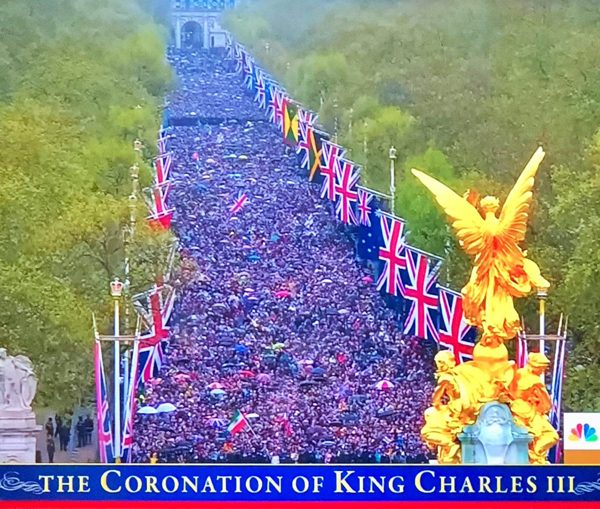 Some jealous Harkles fans want to pretend that there was no crowd today. It was a picture from the Jubilee of last year. During the jubilee of last year there were no foreign flags and no rain, no umbrella. #HarryAndMeghanAreFinished #walmartwallis #HarryisaLyingTraitor