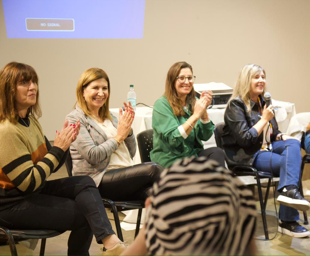 ❤️ En #Chivilcoy, con <a href="/crisalvarezrod/">Cristina Alvarez Rodríguez</a>, <a href="/cotyalonso/">Coty Alonso</a>, <a href="/paolakohli/">Paola Kohli</a>, @norasalbitano, Amira Curi,  compañeras/os homenajeamos a #Evita con el emplazamiento de un busto donado por su sobrina nieta.
Luego, presentamos el libro "Independencia económica para la soberanía política".✌🏽