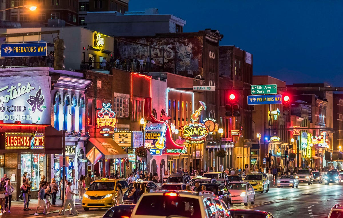 Nashville may be known for country music, but let's not forget about the world-famous honky-tonks! What's your favorite bar to hit up on Broadway? 🎵🎉🍻🍹 
#HonkyTonks #NashvilleNightlife #DrinkResponsibly #LiveMusic #DestinationsbyJustin #MusicCity #NashvilleTN #Downtown