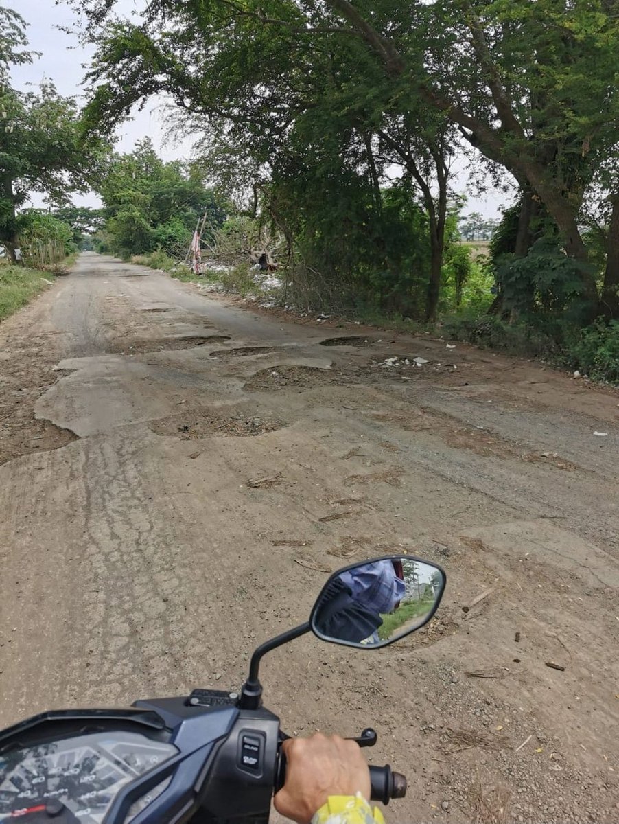 adeliah28's tweet photo. @kotaindramayu Ini saya waktu lagi pulkam min tgl 5 november 2022. Kondisi jalan dari Arah Kamplong menuju Druntun Wetan. Tapi ga tau deh sekarang udh mulus atau belum. https://t.co/VKlPW87A9W