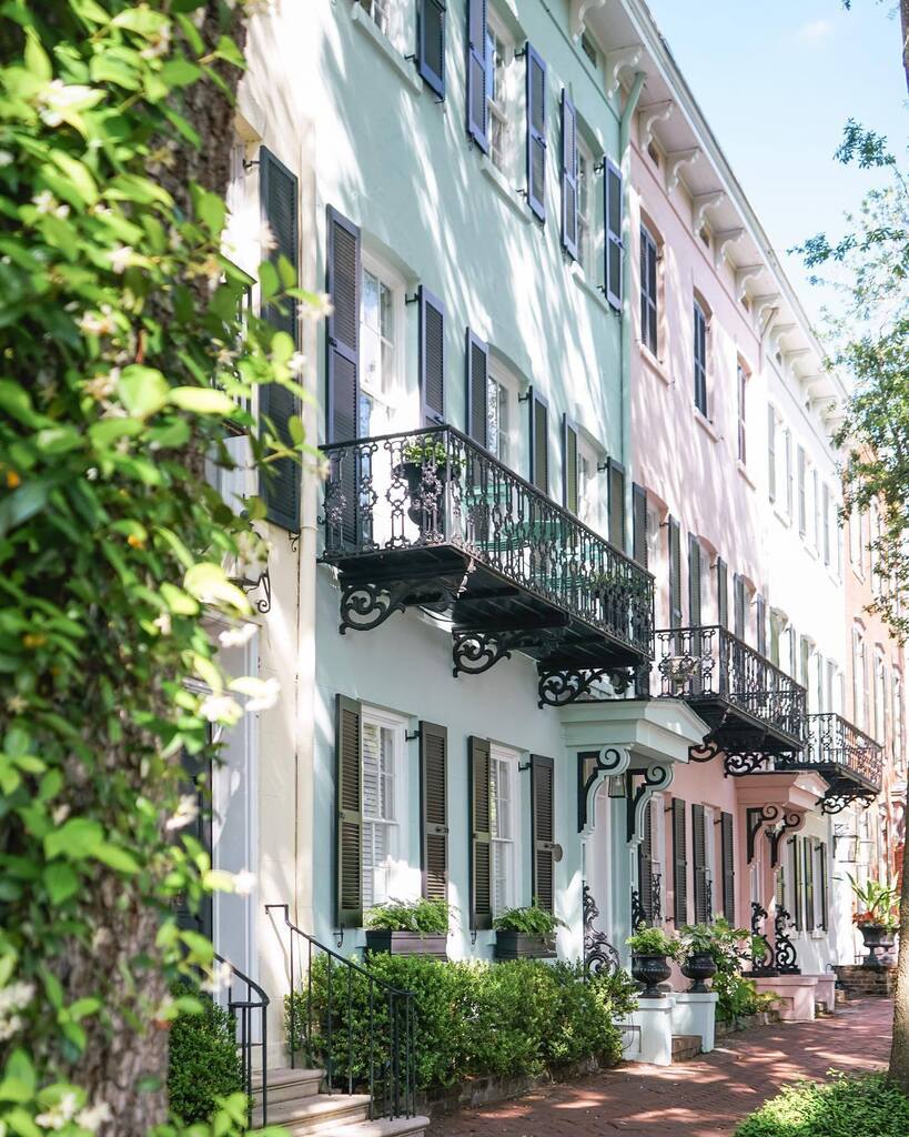 Savannah's rainbow row. 💕 #VisitSavannah [📸 @carlasocarolina] . . . #savannah #savannahga #savannahgeorgia #historicsavannah #downtownsavannah #exploregeorgia instagr.am/p/Cr60m7RtKSZ/