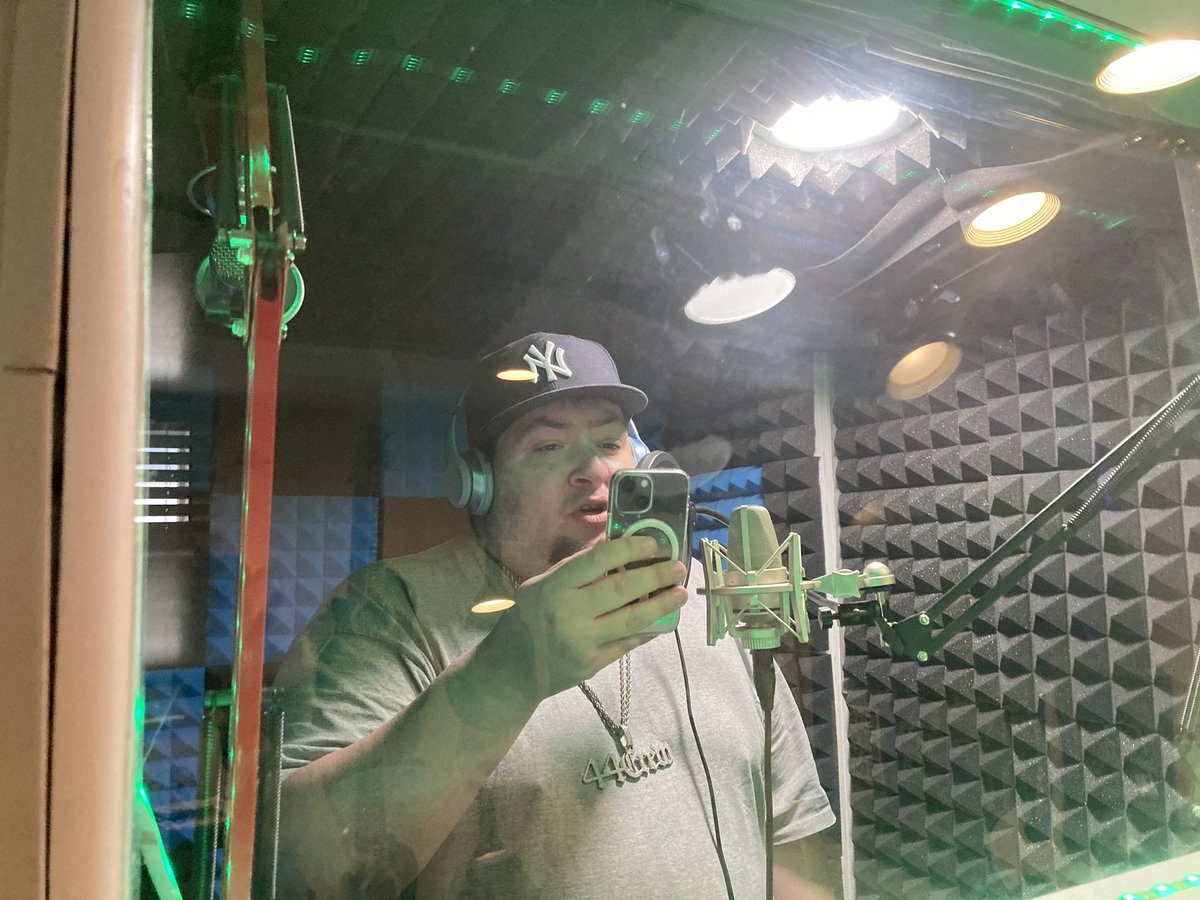ExtraTMedia's tweet photo. Lots of artists getting up in this booth lately! https://t.co/X2RxqVRuEc
