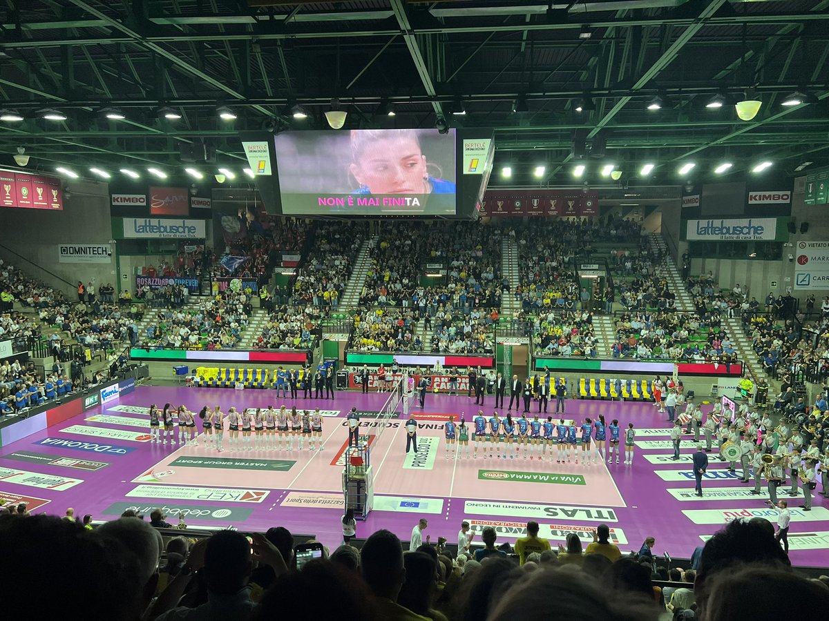 almostaredhead's tweet image. Prima di abbracciare la mia Fede Squarcace, godetevi questo bel panorama.. casa💙💛 #imoco