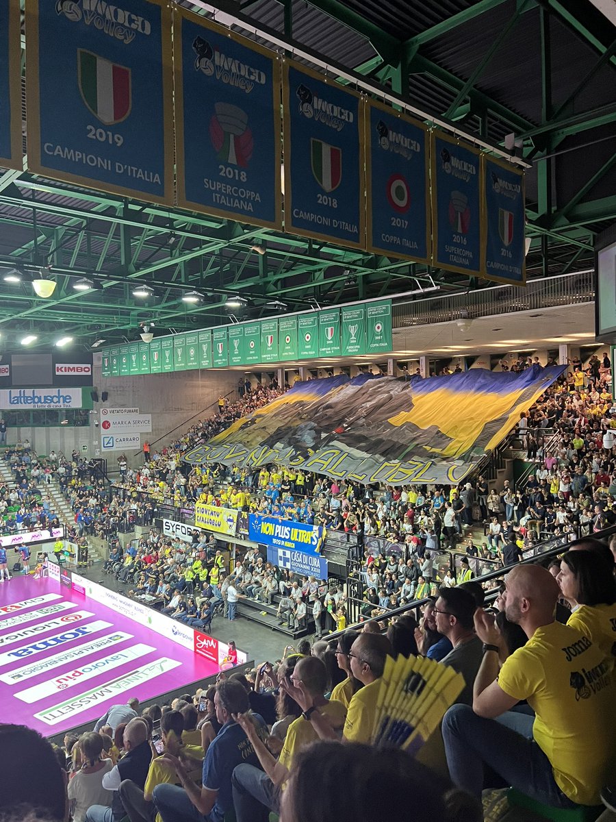 almostaredhead's tweet image. Prima di abbracciare la mia Fede Squarcace, godetevi questo bel panorama.. casa💙💛 #imoco