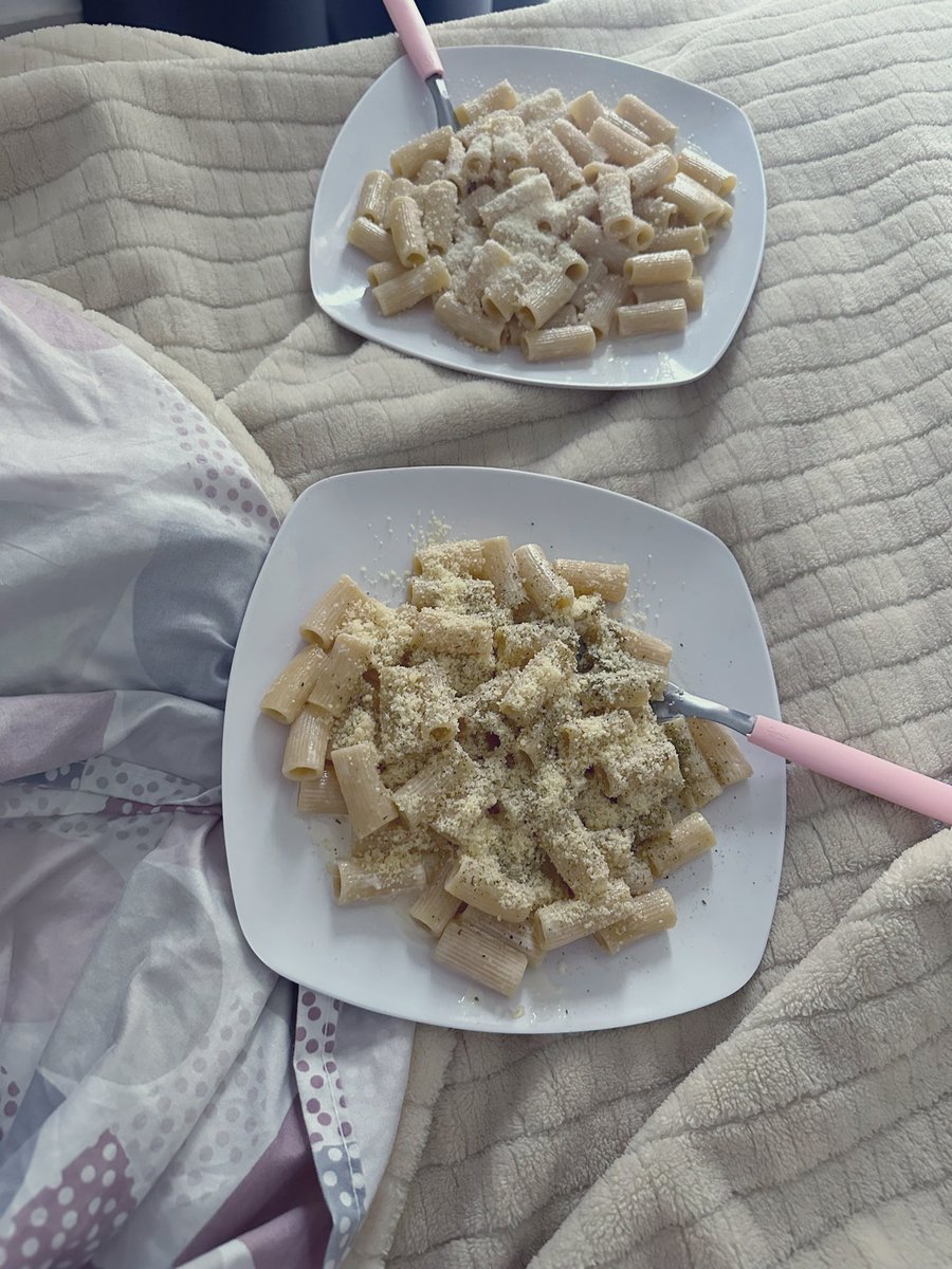Fan de los fideitos con crema y de comer en la camuchi 💕