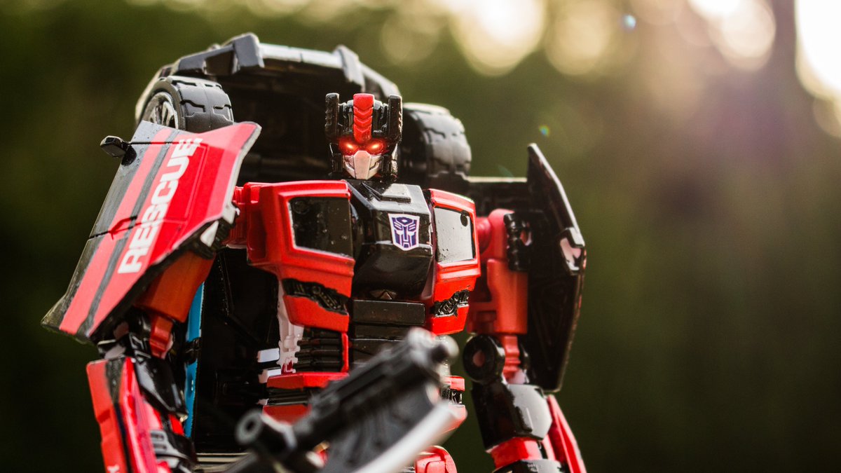 ByTheAllspark's tweet photo. In other First Aid news, CUTSTOM SHATTERED GLASS FIRST AID!

This was an amazing custom given to me by bruhMEME https://t.co/VppEzDtBt2 https://t.co/l3o786dx0z