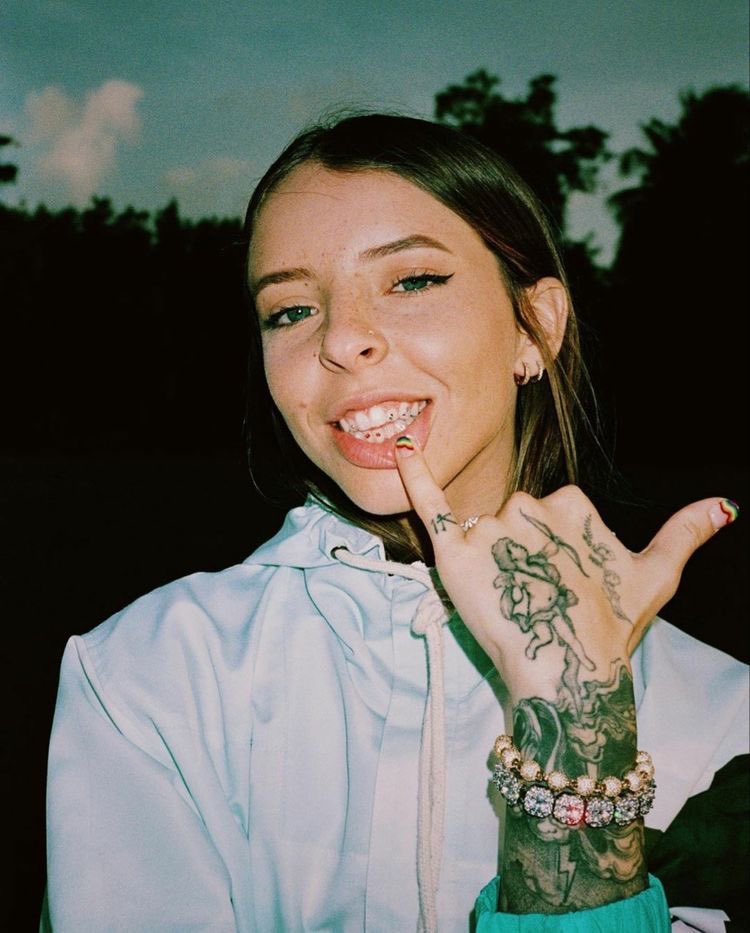 Holaa, soy Jazmín pero me pueden decir jaz, tengo 16 años y soy de Argentina. Conocí a Miko a principios de este año y desde ese momento escucho su música sin parar, soy re piola así que háblenme cuando quieran 🫶🏻💘
#IntegracionTrapKitty