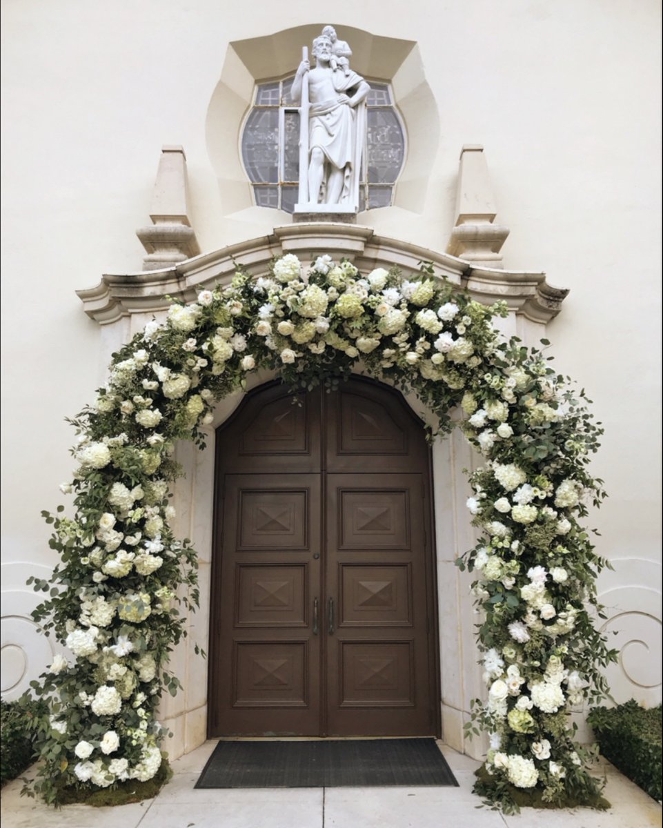 ADayInMayEvents's tweet image. Spring is here, the sky is blue, whoa-oh-oh
Birds all sing as if they knew
Today's the day we'll say, "I do"
And we'll never be lonely anymore

Because we're
Goin' to the chapel and we're
Gonna get married 🤍⛪️💍

Photo by @patricialyonsphotography
Floral by @rennyandreed