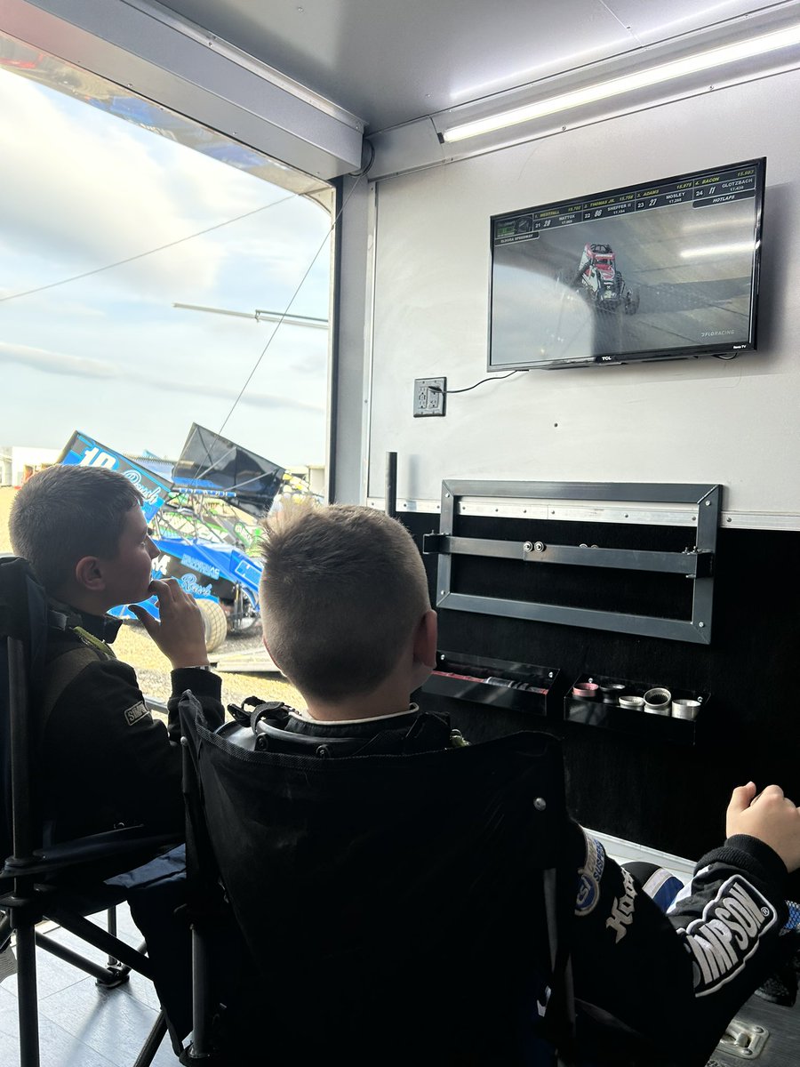 Cruz and his buddy enjoying Flo here at Circus City SpeedPlex in between their races. <a href="/FloRacing/">FloRacing</a> #tweetyourfloseat <a href="/ChetChristner/">Chet Christner</a>