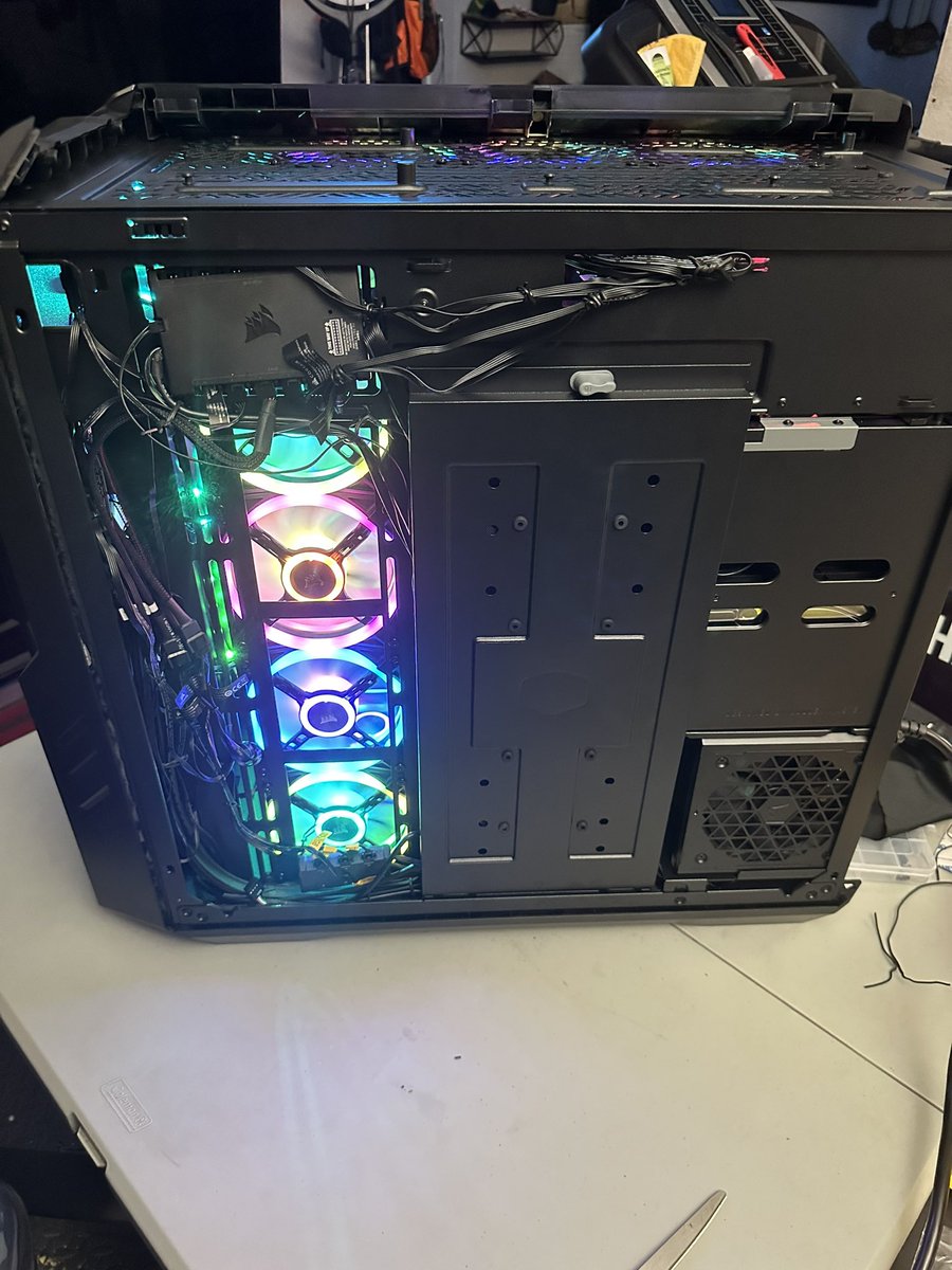 Fox_Mamba's tweet image. The matrix of adding 12 QL120 fans to the Coolermaster Haf 700 &amp;amp; LianLi streamer cable navigating rgb &amp;amp; can wires it was an exhilarating experience. Still gonna perfect the commander pro. @CoolerMaster @CORSAIR @GlobalLianli #pcbuild #wiremanagement #pcgaming #gamer