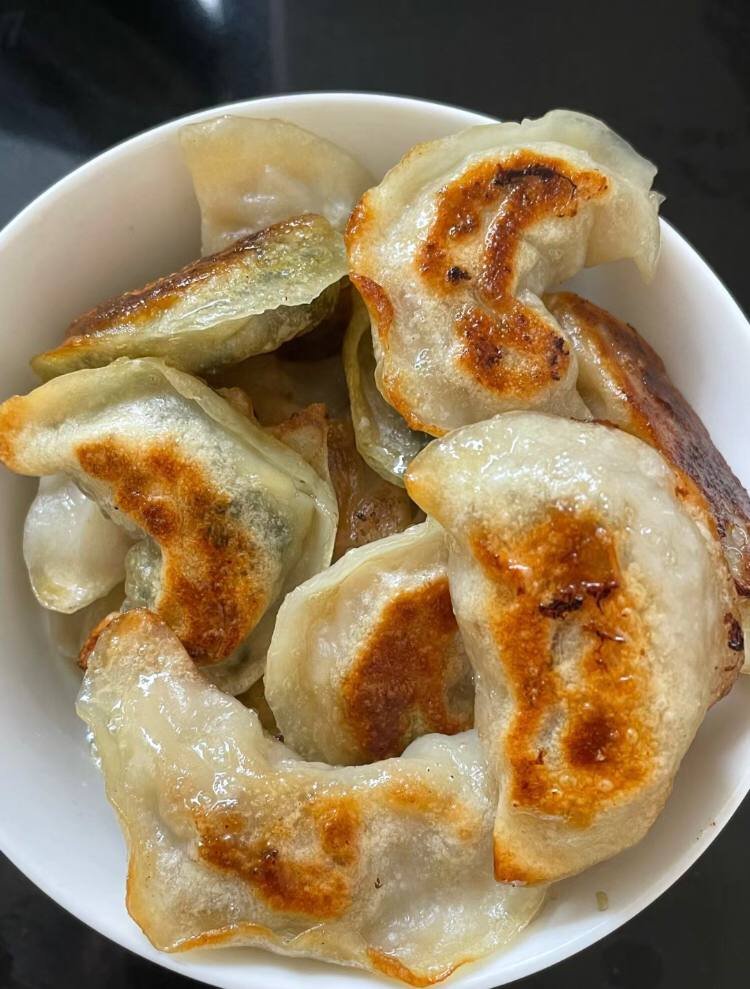 Cxx_un's tweet photo. I had dinner with my parents last night, and there were a few dumplings that were not cooked in the pot.
Brought it back and became this morning's fried dumplings😁😁 https://t.co/bMDMbl4EJp