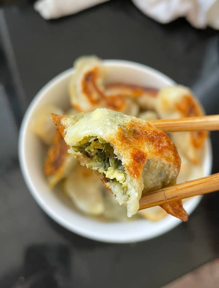 Cxx_un's tweet photo. I had dinner with my parents last night, and there were a few dumplings that were not cooked in the pot.
Brought it back and became this morning's fried dumplings😁😁 https://t.co/bMDMbl4EJp