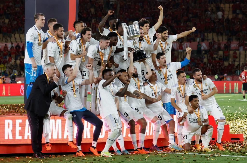 thibautcourtois's tweet photo. ⭐️ CAMPEONES ⭐️

Ganar títulos es precioso, ganarlos TODOS con el Real Madrid es ÚNICO ✅

🏆 Champions League
🏆 Mundial de Clubes
🏆 Liga
🏆 Supercopa de Europa
🏆 Supercopa de España 
🏆 Copa del Rey

GRACIAS madridistas por vuestro apoyo siempre… esto no ha terminado! 😜🤍 https://t.co/QRZC75EK0s