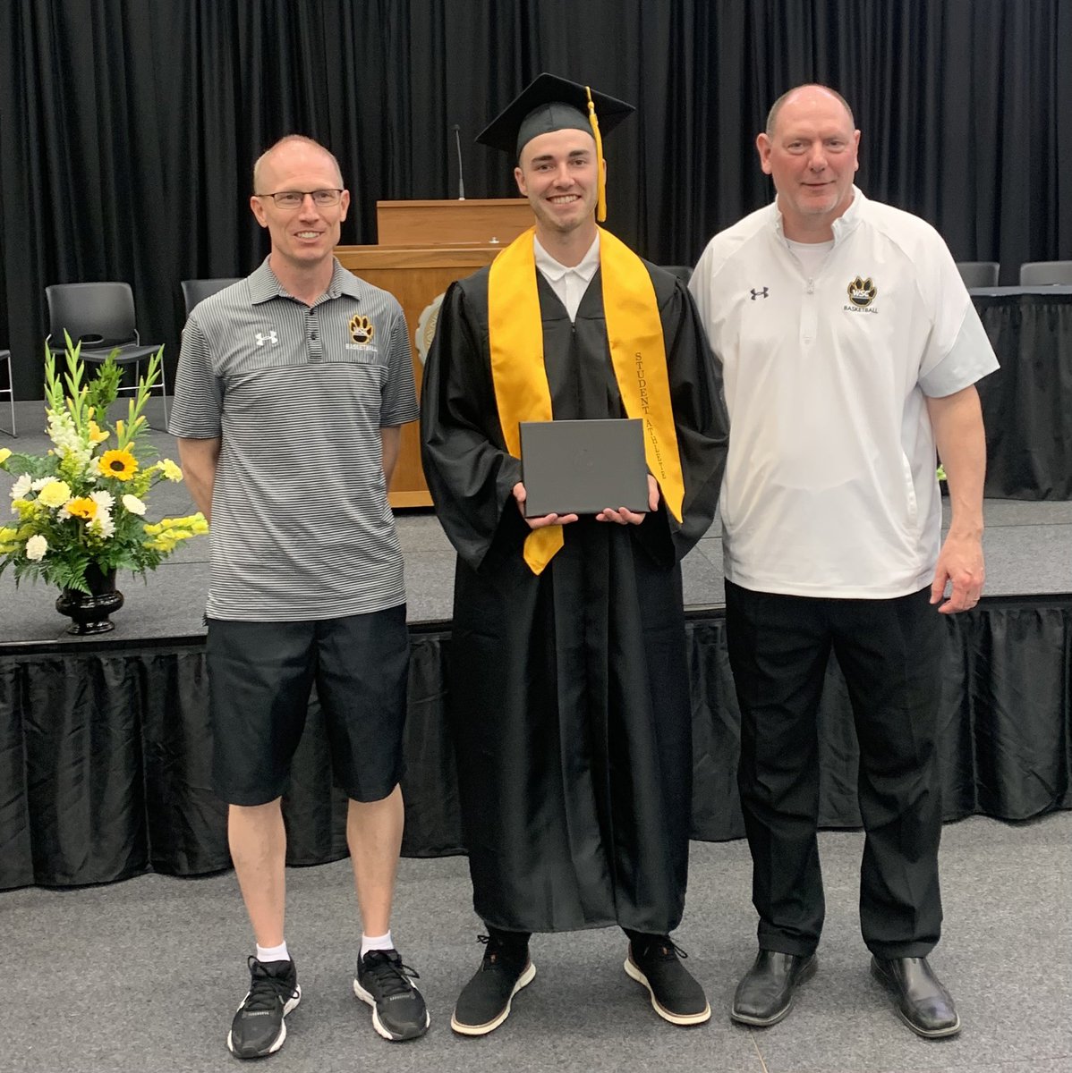 WayneStateMBB's tweet photo. Huge congrats to @NateMohr3 today on his graduation from WSC! 🐯🎓 https://t.co/8Jyl2be3pd