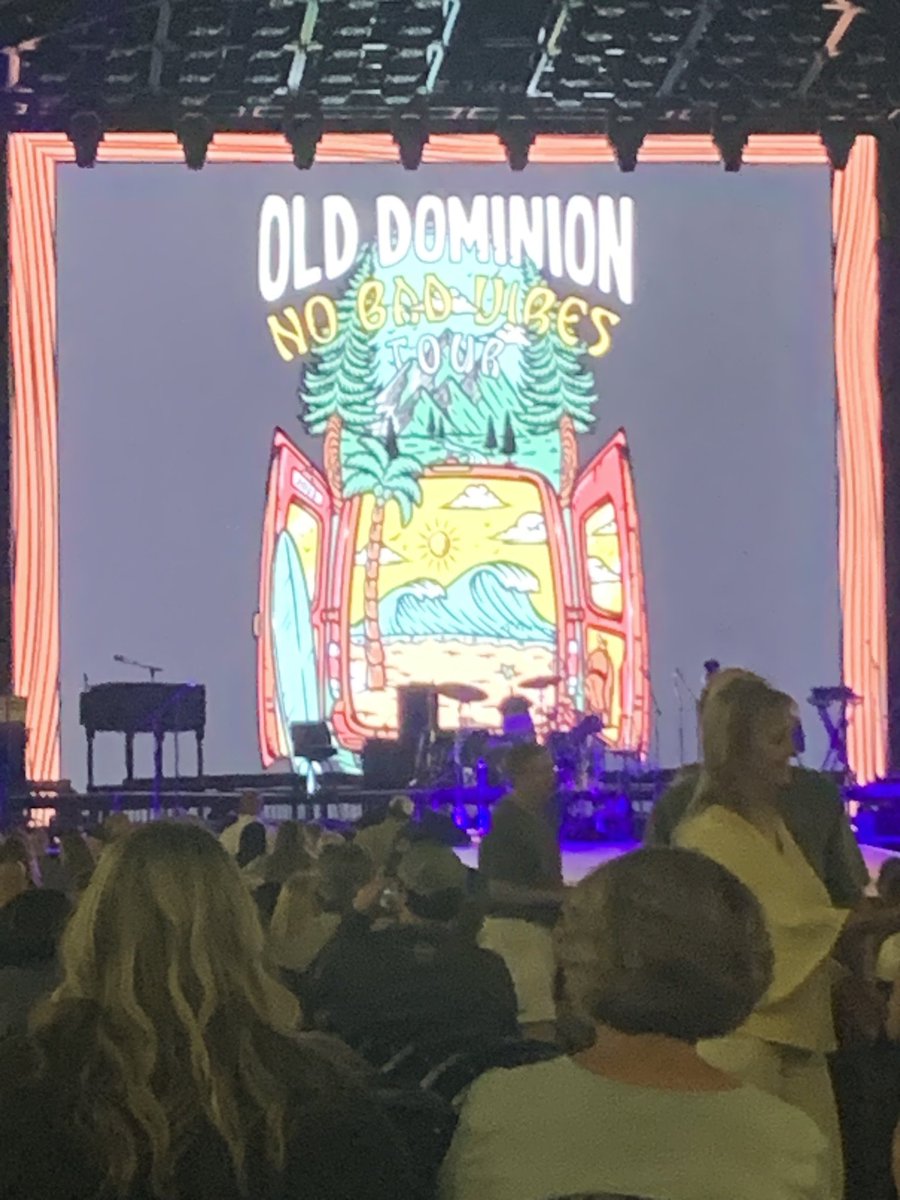 15 Minutes until @OldDominion takes the stage @HertzArena_ in beautiful #FortMyers